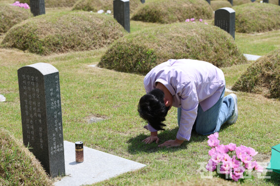 지난 4일 국립5·18민주묘지 신묘역을 방문한 봉우혁씨가 친할아버지인 봉복용 열사의 묘에 절을 올리고 있다.