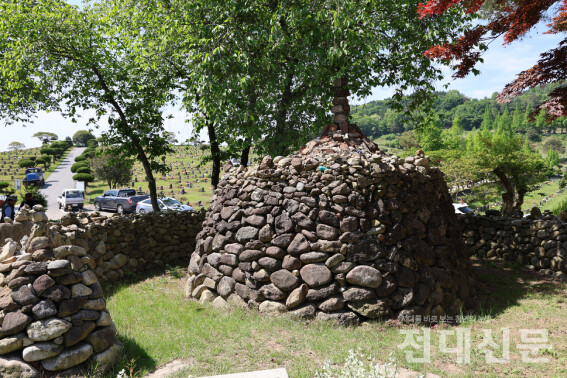국립5·18민주묘지 구묘역의 ‘5월 정신 계승을 위한 망월동 돌탑 쌓기 운동’ 돌탑의 모습이다.