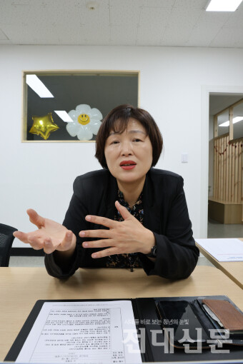 장세레나 오월 역사 해설사가 지난 9일 광주여성회 사무실에서 인터뷰하고 있는 모습.