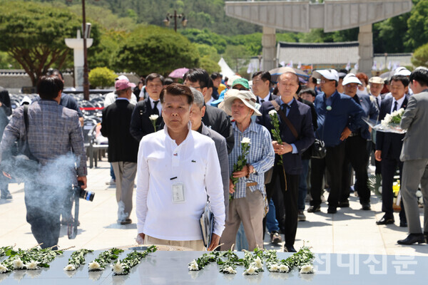 지난 18일 국립5·18민주묘지(5·18민주묘지)를 찾은 시민들이 참배하고 있다. 해마다 5·18민주묘지를 방문한다는 전호일 전국민주노동조합총연맹 부위원장은 "내 인생에 가장 많은 영향을 주었던 것이 5월 광주"라며 "힘들고 고민이 있을 때면 늘 이곳을 찾는다"고 말했다. 이어 "민주열사들의 삶과 죽음을 살면서 어떻게 계승할 것인지 고민하게 된다"고 말했다.