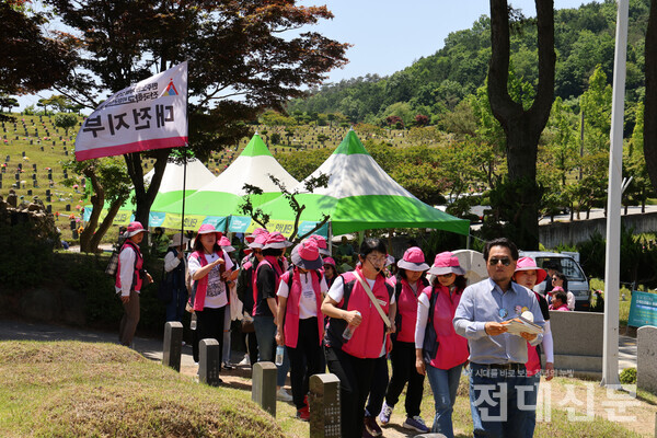 전국학교비정규직노동조합 대전지부 조합원들이 구묘역을 둘러보고 있다. 이날 처음 5·18민주묘지를 찾은 대전 송강중학교 조리원 남인선(54)씨는 "가슴이 너무 답답하다"며 "지금 50대 초반인데 억만금을 줘도 민주열사들처럼 하지는 못할 것 같다"고 말했다. 