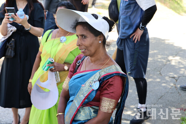 올해 광주인권상을 수상한 스리랑카의 수간티니 마티야무탄 탕가라사(수간티니) 인권활동가는 "스리랑카에서도 2009년 5월 18일에 큰 학살이 있었지만 15년이 지난 현재까지도 알려지지 않았다"며 "타밀족 수십만명이 돌아가셨지만 정부는 여전히 학살을 인정하지 않으며 울 수도, 말할 수도 없다"고 말했다. 이어 "광주에서는 40년이 넘도록 5·18민주화운동을 기억하고, 목소리를 내고 있다"며 "여기서 받은 위로와 정의를 우리 민족에게 전달할 것이다"고 말했다.