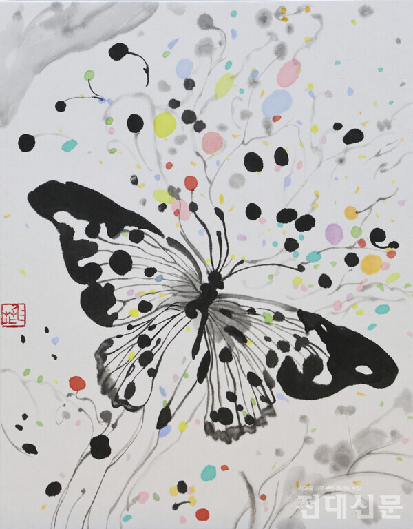 열정과 도전의 여정(김인지. 27.3×35cm. 장지에 수묵담채. 2024.)70년의 발자취, 그 위의 이 한 걸음 더 도약하고자 합니다. 때로는 두렵겠지만 새로운 세상을 향해 날아가는 나비처럼 꿈을 향해 도전하는 청년들을 응원합니다.