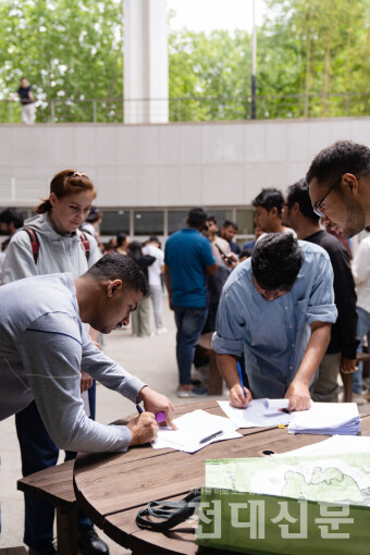 지난달 27일 추모 집회에서 청원서에 서명을 하고 있는 학생들의 모습. 사진제공 박라온.