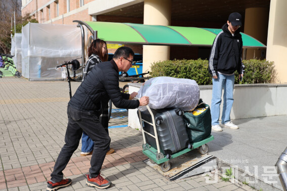 한 가족이 지난 2월 28일 생활관 9동으로 짐을 옮기고 있다.