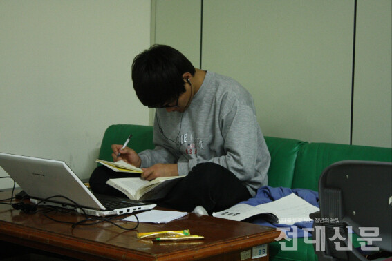 2012년, 여수캠퍼스 단과대학 투표 현황을 파악하고 있는 기자의 모습이다.