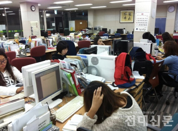 2011년 편집국에서 기사를 적는 기자들의 모습이다. 