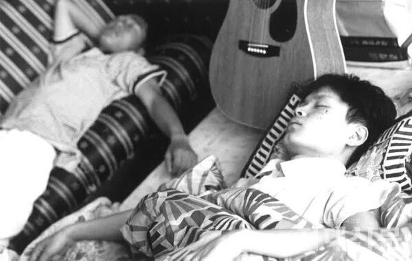 신문 제작을 위해 밤을 새운 후 편집실 한켠에서 자는 기자들의 모습. 1999년 기자 활동 사진이다.