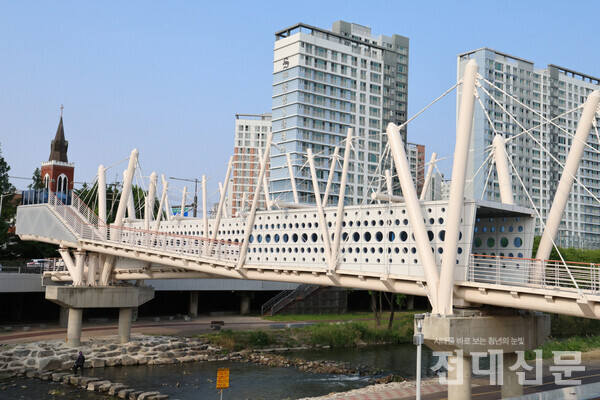 발산마을과 방직공장을 잇는 뽕뽕다리의 모습이다. 과거 다리가 공사장 안전 발판으로 쓰이던 구멍이 뽕뽕 뚫린 철판으로 제작돼 이 이름이 붙었다. 지금의 뽕뽕다리는 안전한 소재로 당시를 재현한 다리다.