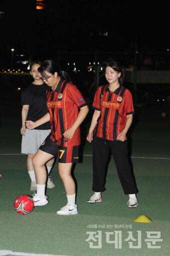 '더비' 회원들이 지난달 29일 대운동장에서 기술훈련을 하고 있다.