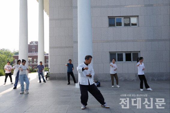 지난달 29일 민주마루 앞에서 오만종 교수와 참가자들이 태극권을 수련하고 있다.