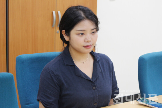 공예 동아리 회장 이화영씨가 인터뷰하고 있다.