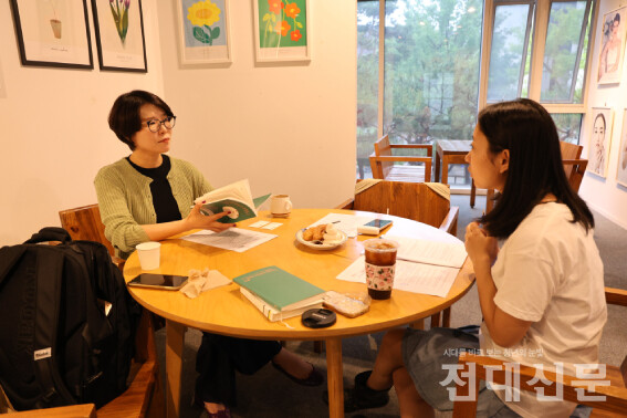 박연준 시인이 지난달 26일 파주의 아이스타일 카페에서 〈전대신문〉과 인터뷰하고 있다.