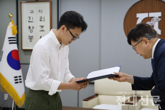 신용하씨가 김병인 교학부총장에게 상장을 수여받는 모습.