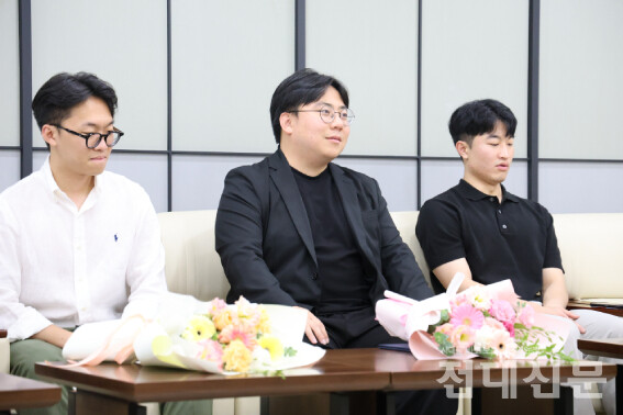 2024 문예작품현상공모 수상자들이 김병인 교학부총장의 축사를 듣고 있다. 왼쪽부터 신용하씨, 차솔빈씨, 정찬무씨.