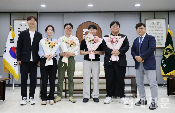 왼쪽부터 김균수 교수, 김희건씨, 신용하씨, 정찬무씨, 차솔빈씨, 김병인 교학부총장.