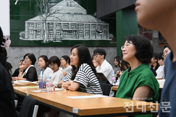 지난 3일 김남주기념홀에서 시민들이 강연을 듣고 있는 모습