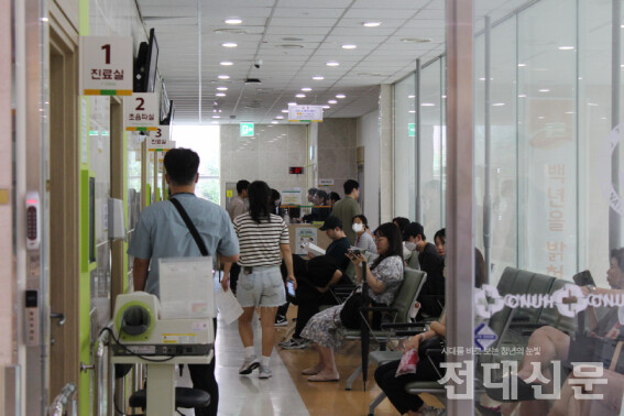 지난 11일 전남대병원에서 진료를 기다리는 환자들의 모습.