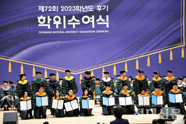 이날 후기 학위수여식에는 학사 3,132명, 석사 775명, 박사 151명, 명예 학사 2명으로 총 4,060명이 학위를 받았다.