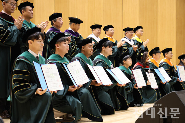 제72회 2023학년도 후기 학위수여식이 이번달 26일 민주마루에서 열렸다.