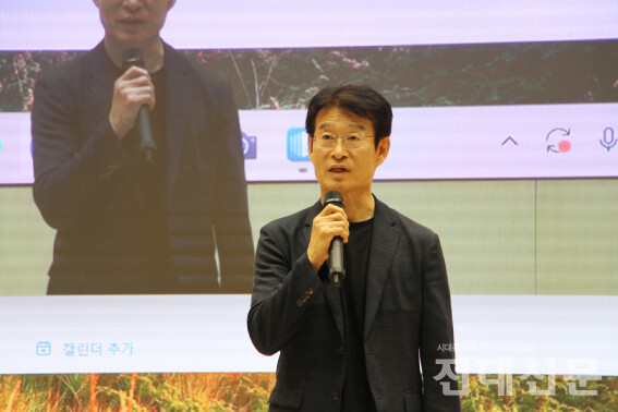 지난달 27일 대학본부 용봉홀에서 제22대 총장임용후보자선거 설명회가 개최됐다. 김재관 총장임용추천위원장이 이야기하고 있는 모습.