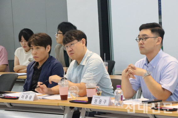 윤현식 국제협력부처장, 이준승 기획조정부처장, 권윤구 연구부처장이 학생생공테이블을 듣는 모습(왼쪽부터).