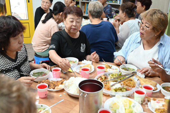 지난달 22일 고려인들이 고려인노인복지센터에서 함께 식사하고 있다. 식탁에는 △쌀밥 △김치 △콩나물무침 △요거트 △고려인식 찐빵 △체리차 등이 올라와 있다.