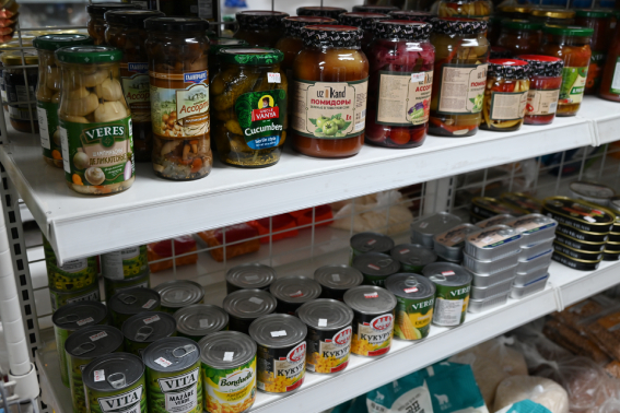 고려인마을 러시아마트의 모습. 러시아어와 영어가 적힌 음식들이 진열돼 있다.