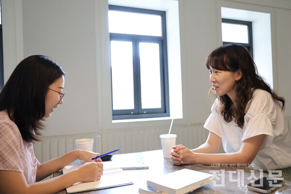 기자가 지난 7월 3일 카페 '페이퍼마쉐'에서 백수린 작가와 인터뷰를 진행하고 있다.