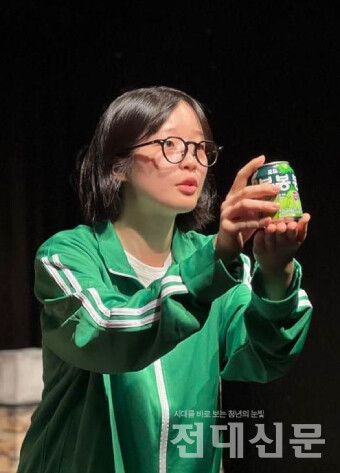 지난달 23일 상연한 '아라뱃길 살인사건'에서 한주연씨가 연기하는 모습. 사진 제공 한주연씨.