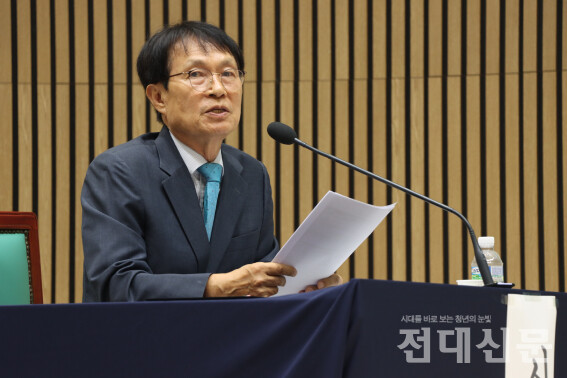 사회를 맡은 최영태 사학과 명예교수.