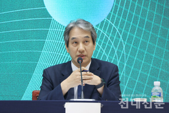 기호 4번 이근배 후보.