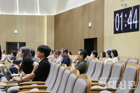 제22대 총장선거 1, 2차 공개토론회가 지난 12일 대학본부 용봉홀에서 열렸다.