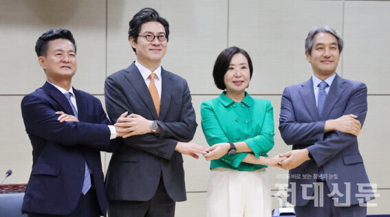 지난 20일 제22대 총장선거 화순캠퍼스 3차 공개토론회를 마치고 합동 인사를 하는 후보들의 모습이다. 왼쪽부터 송진규, 김재국, 한은미, 이근배 후보.