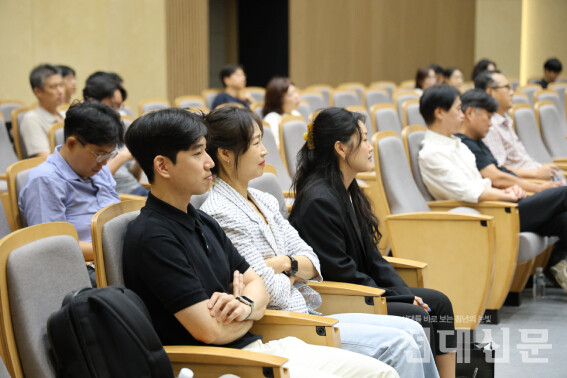 공개토론회에 참석한 방청객들이 후보자의 연설을 듣고 있는 모습.