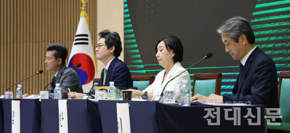 같은 마음으로. 네 후보자가 추첨에 따른 발언 차례를 기다리고 있다. 왼쪽부터 송진규, 김재국, 한은미, 이근배.