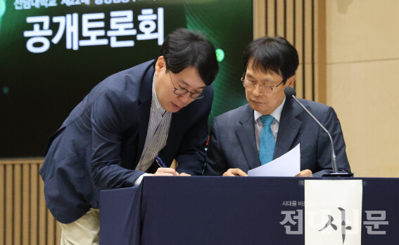 공개토론회의 사회자를 맡은 최영태 사학과 명예교수가 관계자와 이야기하는 모습.