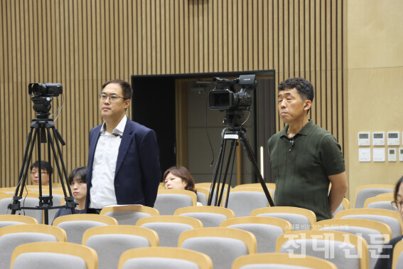 제22대 총장선거 공개토론회를 실시간으로 중계하고 있는 우리 대학 관계자들의 모습. 우리 대학 홈페이지와 유튜브를 통해 공개토론회 라이브를 다시 볼 수 있다.