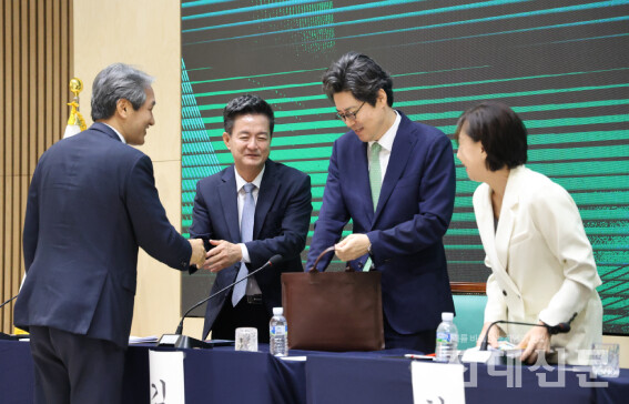 총장선거 공개토론회 1회차가 끝난 후 네 후보자가 서로 인사하고 있다.