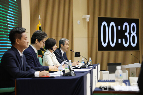 37, 36, 35…촉박한 발언 시간. 기호 4번 이근배 후보가 지난 12일 대학본부 용봉홀에서 열린 공개토론회에서 발언하고 있다. 자유 토론 답변 시간 2분 중 38초가 남았다.