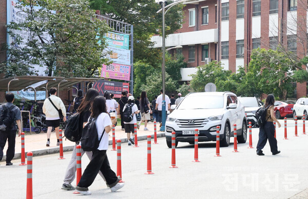 지난달 26일 오후 인문대 1호관 앞 차 없는 거리 '카프리존'의 모습. 여러 학내 구성원으로 혼잡한 거리에 차가 지나가고 있다. 카프리존은 지난 8월 19일 개방됐다.