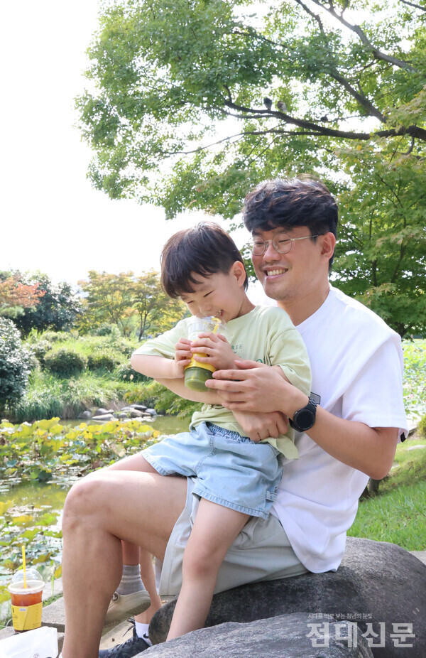 지난달 28일 주말을 맞이하여 북구에 거주하는 아빠와 아들이 용지에 나와 놀고 있다. 아들과 함께 추억을 남기고 싶은 아빠가 사진 찍히기 쑥스러워 도망가는 아들을 잡아두려는 모습이다. 사진 속 아이의 아빠는 “아내와 딸이 목욕탕에 있는 동안 휴식을 즐기기 위해 방문했다”고 말했다.