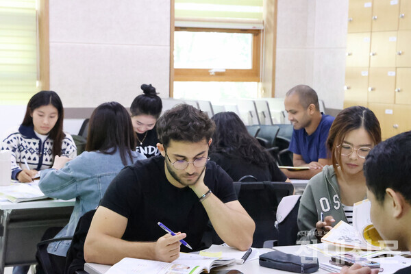 지난 4일 언어교육원에서 한국어 수업을 듣는 외국어 유학생들의 모습.