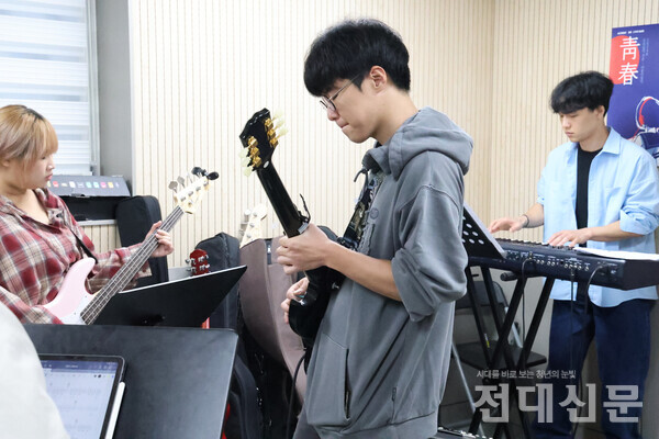 지난 3일 일본음악 밴드부 '알케미'가 축제 공연을 연습하는 모습이다. 부원 배성범(기계공학ㆍ22)씨는 "축제 지연이 아쉽긴하나 열심히 준비해 공연에서 일본음악을 많이 알려드리고 싶다"고 말했다.