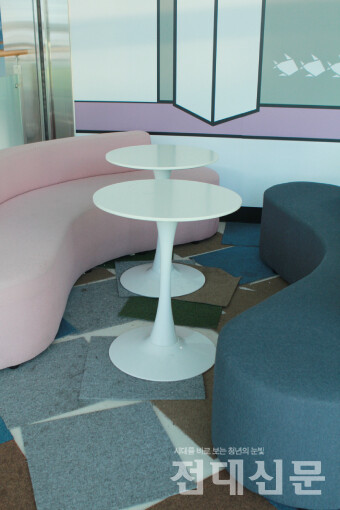 크리에이티브존 3층에 있는 바닥매트가 책상과 의자에 밀려 널브러진 모습이다.