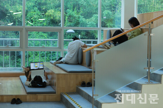 학생들이 크리에이티브존에서 공부를 하거나 휴식하고 있는 모습.