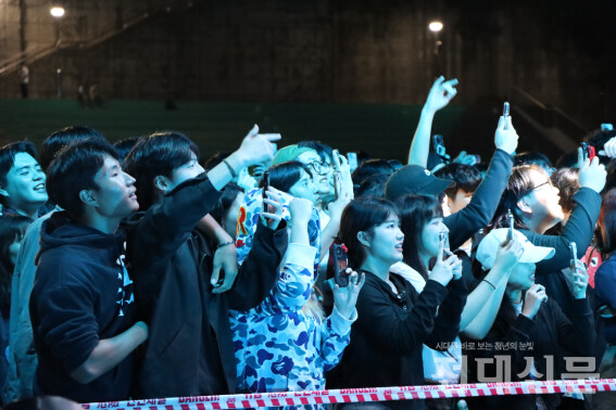 지난달 25~26일 여수캠퍼스 대운동장에서 진행된 ‘YOUTH 대동제’에서 학생들이 초대 가수 언에듀케이티드 키드와 폴로다레드의 공연을 보고 있다. 학과 부스를 진행한 수해대 ㄱ씨는 “부스가 많았지만 설거지나 쓰레기 정리가 철저해서 좋았다”며 “작년보다 축제가 더 즐거웠다”고 말했다. 이번 축제에서는 18개의 학과(부)가 부스를 운영했고 개그맨 김동하의 강연과 초대 가수 공연, 동아리 공연 등이 진행됐다.