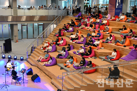 지난달 29일 ACC 문화정보원 선큰계단에서 시민들이 북버스킹을 감상하고 있다.