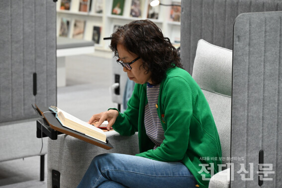 한 시민이 ACC 도서관에서 책을 읽고 있는 모습.