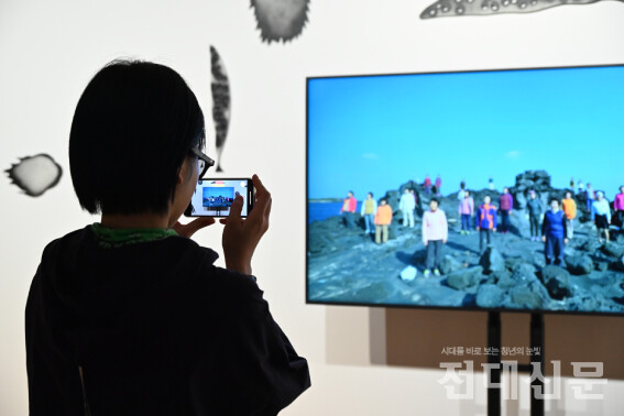 문화창조원에서 한 시민이 광주비엔날레 파빌리온 을 관람하고 있다.